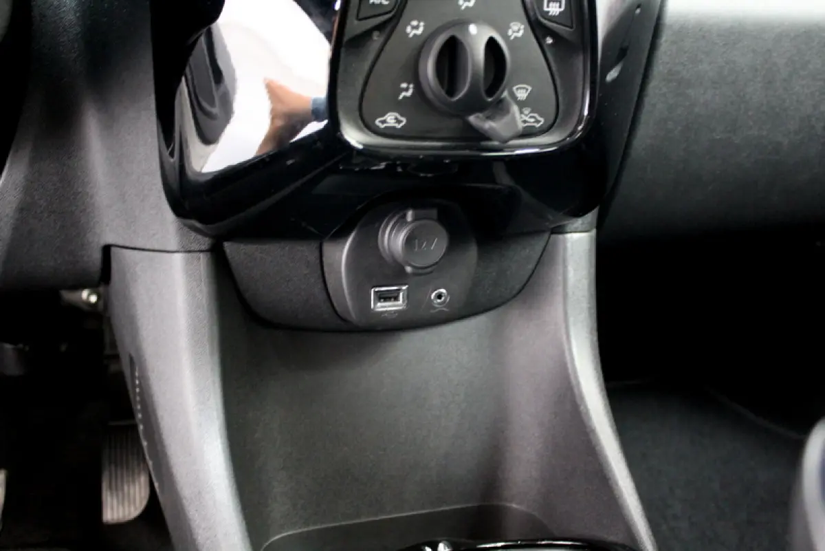 1.0 VTi Feel 73PK, RIJKLAAR | AIRCO | CRUISE CONTROLE | BLUETOOTH | ELEC-RAMEN VOOR
