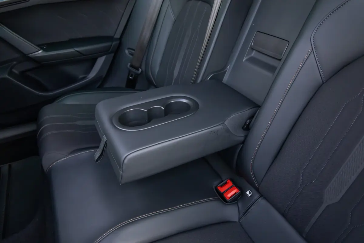 1.4 e-Hybrid VZ Adrenaline | Schuif/kantel dak | Stoel- Stuurverwarming | Dodehoek Detectie | Apple Carplay/Android Auto | Achteruitrijcamera | Achteruitrijcamera | Apple Carplay/Android Aut
