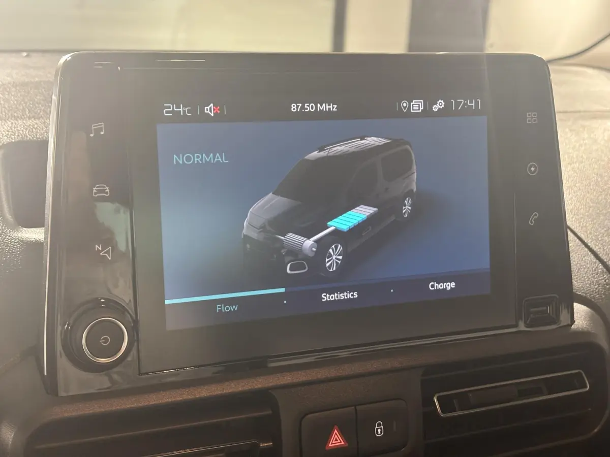 Feel 50 kWh | Camera achter | Lichtmetalen velgen | Cruise control | Apple Carplay - Android Auto | Navi