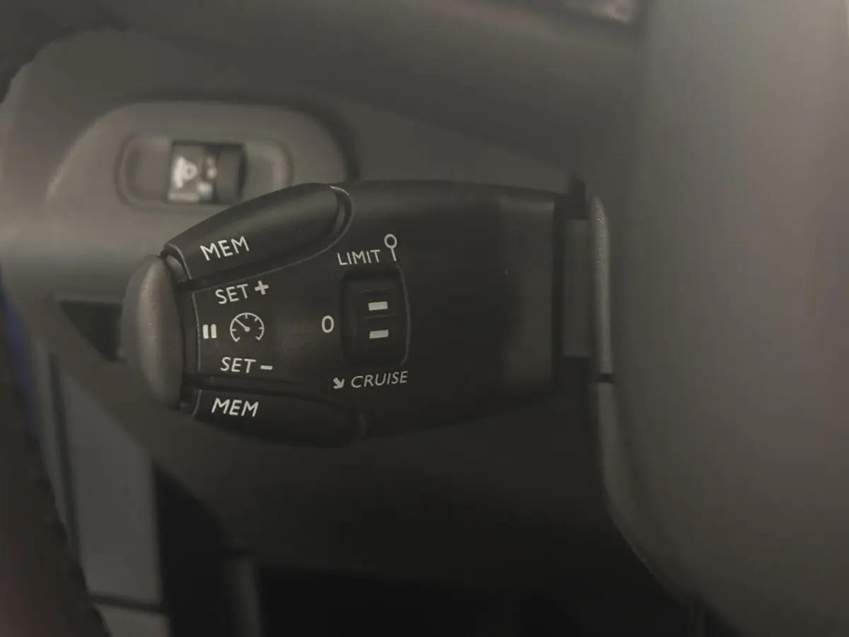 Feel 50 kWh | Camera achter | Lichtmetalen velgen | Cruise control | Apple Carplay - Android Auto | Navi