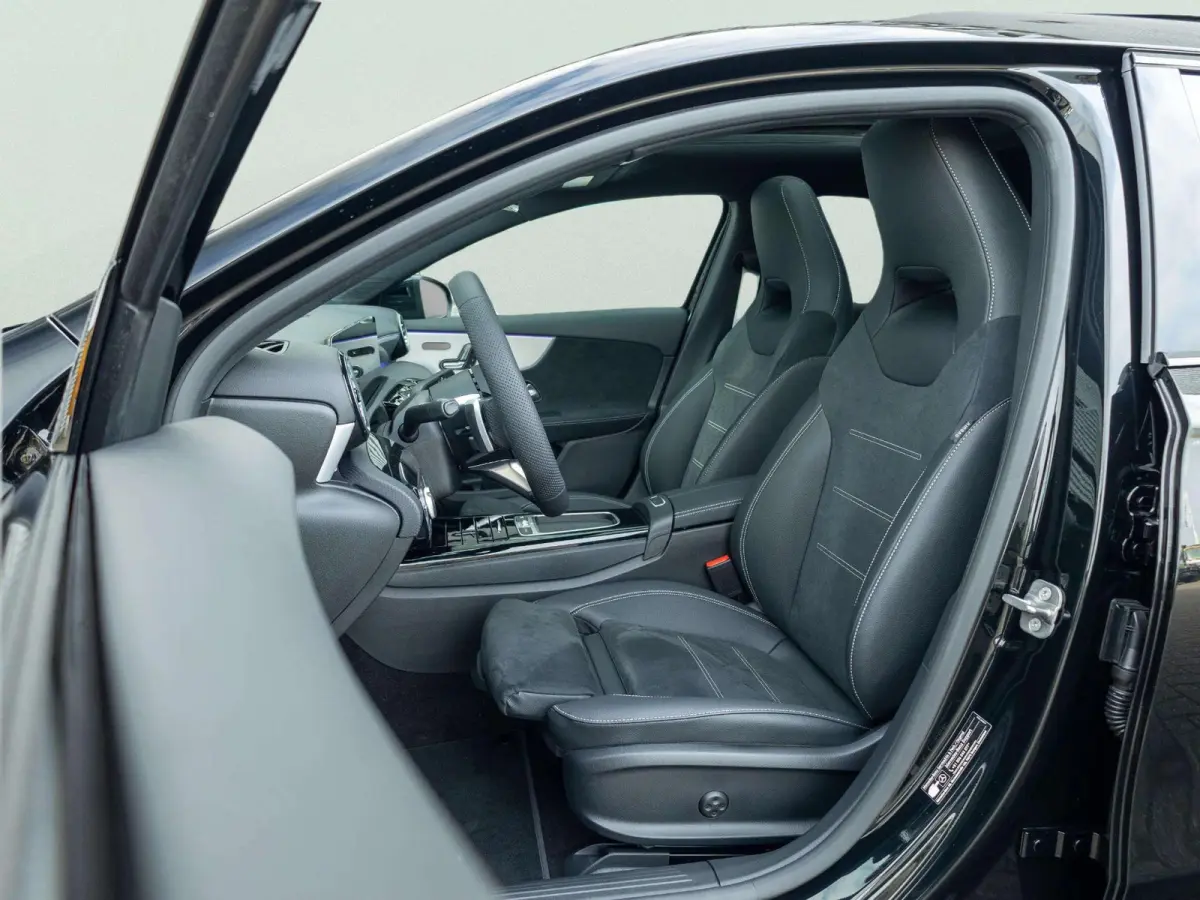 Hatchback 250 e 140 Year Edition