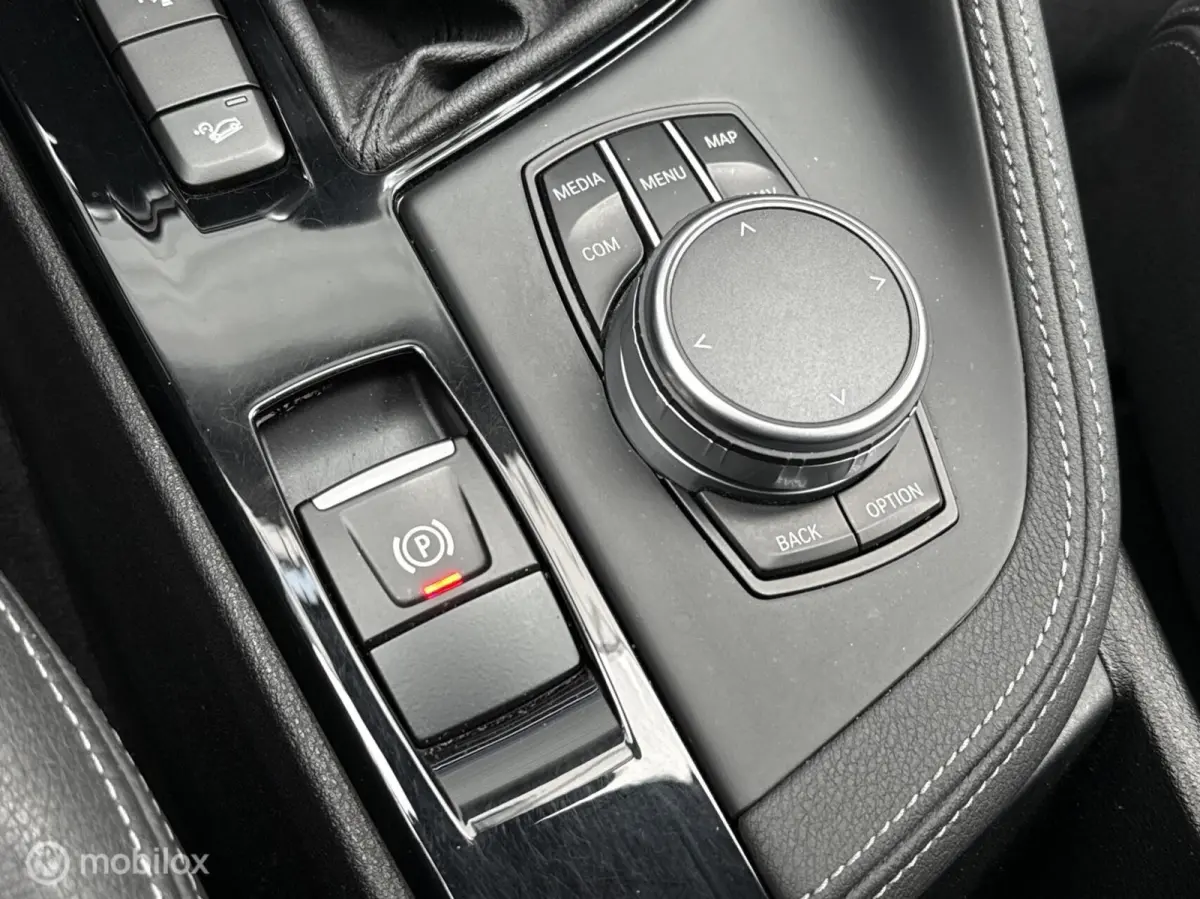 xDrive20i M Sport Schuifdak Navi Leer HUD LED Camera Hifi