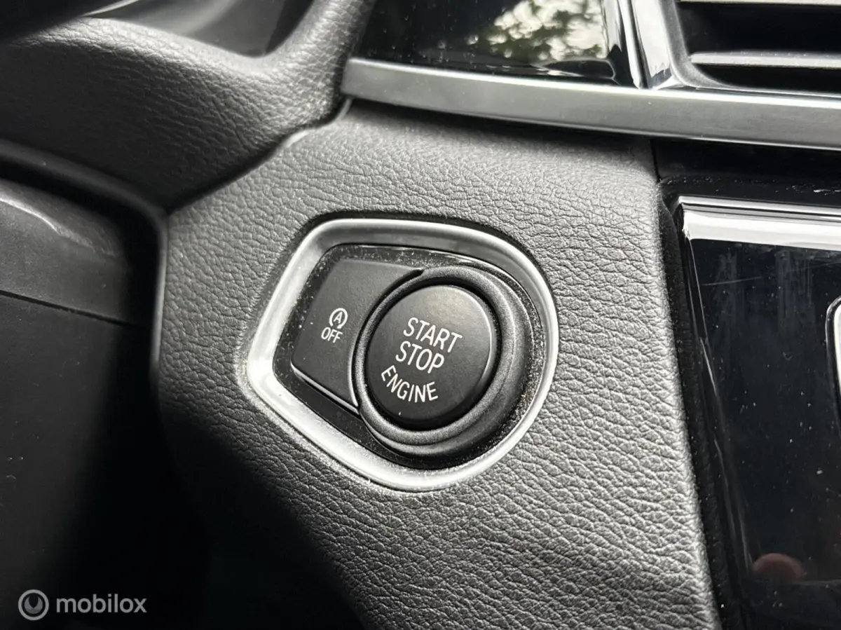 xDrive20i M Sport Schuifdak Navi Leer HUD LED Camera Hifi