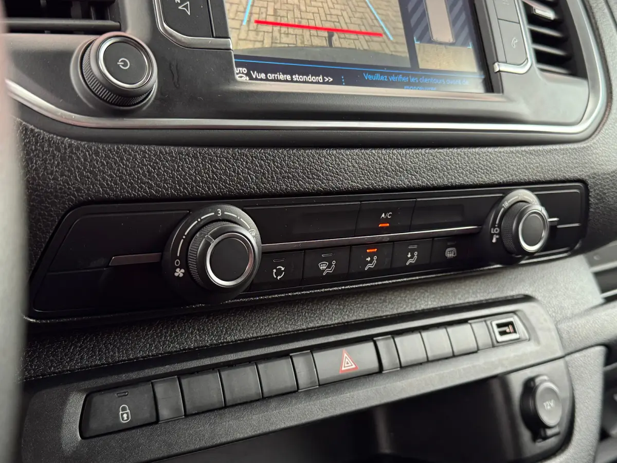 2.0 BlueHDI 180 S&S DC DC | Trekhaak | Dubbele schuifdeur | Navigatie | Camera | Cruise Control | 2 zitplaatsen rechtsvoor | Armsteun voor | Bluetooth telefoonvoorbereiding