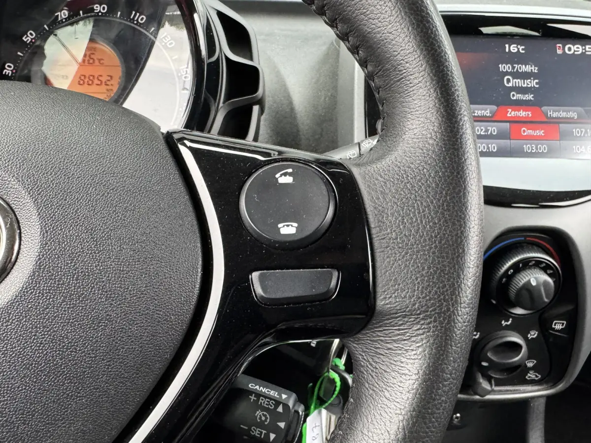 1.0 VVT-I X-PLAY I APPLE CARPLAY I ANDROID AUTO I P-CAMERA I 5-DEURS I UNIEKE KM-STAND
