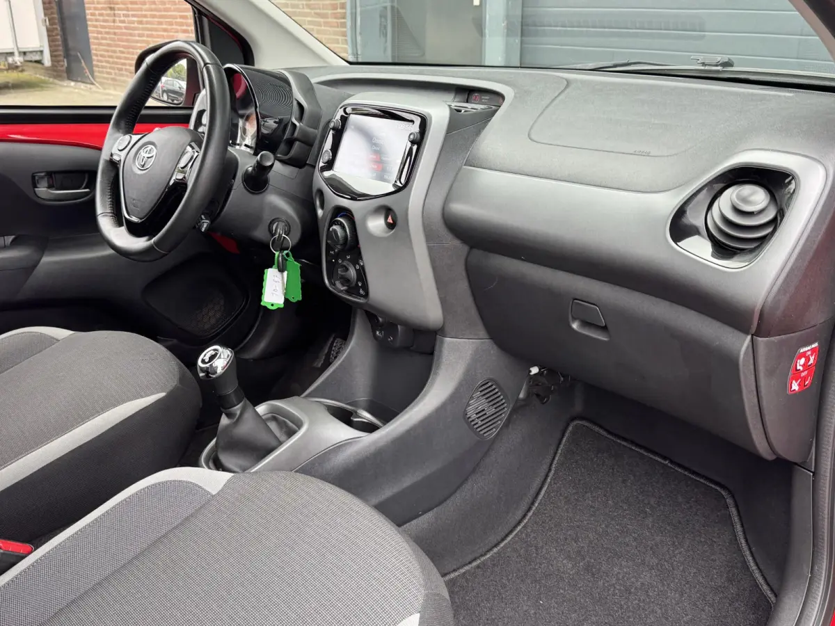 1.0 VVT-I X-PLAY I APPLE CARPLAY I ANDROID AUTO I P-CAMERA I 5-DEURS I UNIEKE KM-STAND