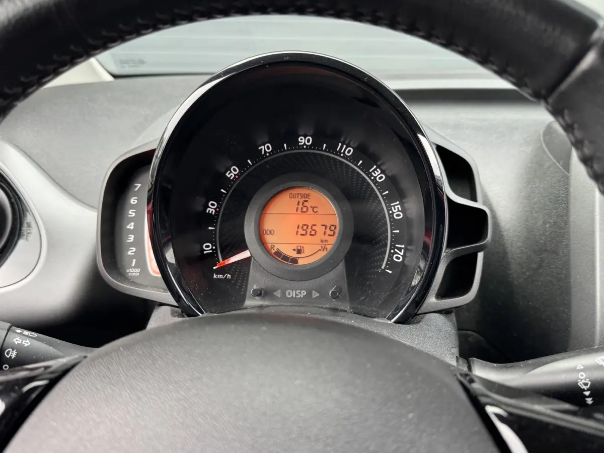 1.0 VVT-I X-PLAY I APPLE CARPLAY I ANDROID AUTO I P-CAMERA I 5-DEURS I UNIEKE KM-STAND