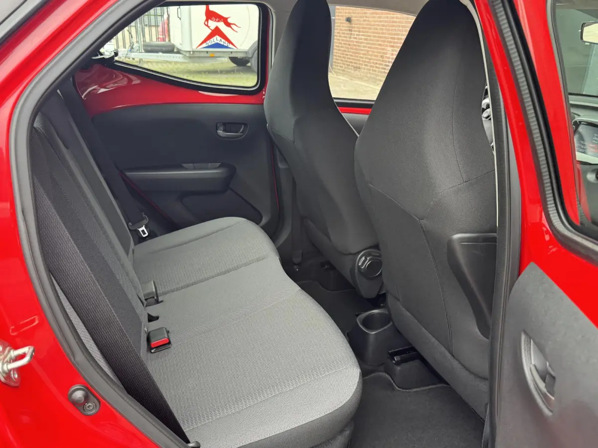 1.0 VVT-I X-PLAY I APPLE CARPLAY I ANDROID AUTO I P-CAMERA I 5-DEURS I UNIEKE KM-STAND
