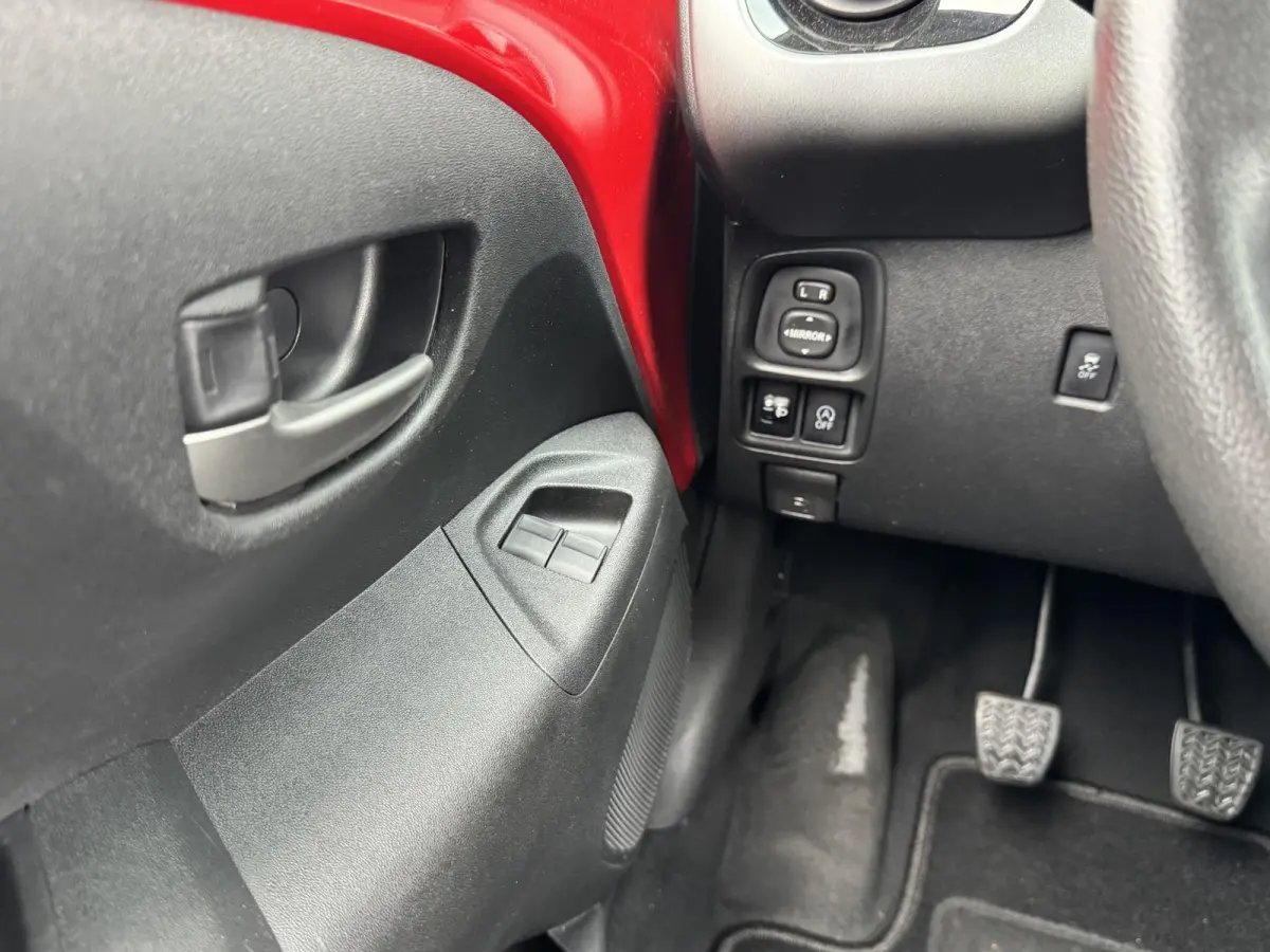 1.0 VVT-I X-PLAY I APPLE CARPLAY I ANDROID AUTO I P-CAMERA I 5-DEURS I UNIEKE KM-STAND
