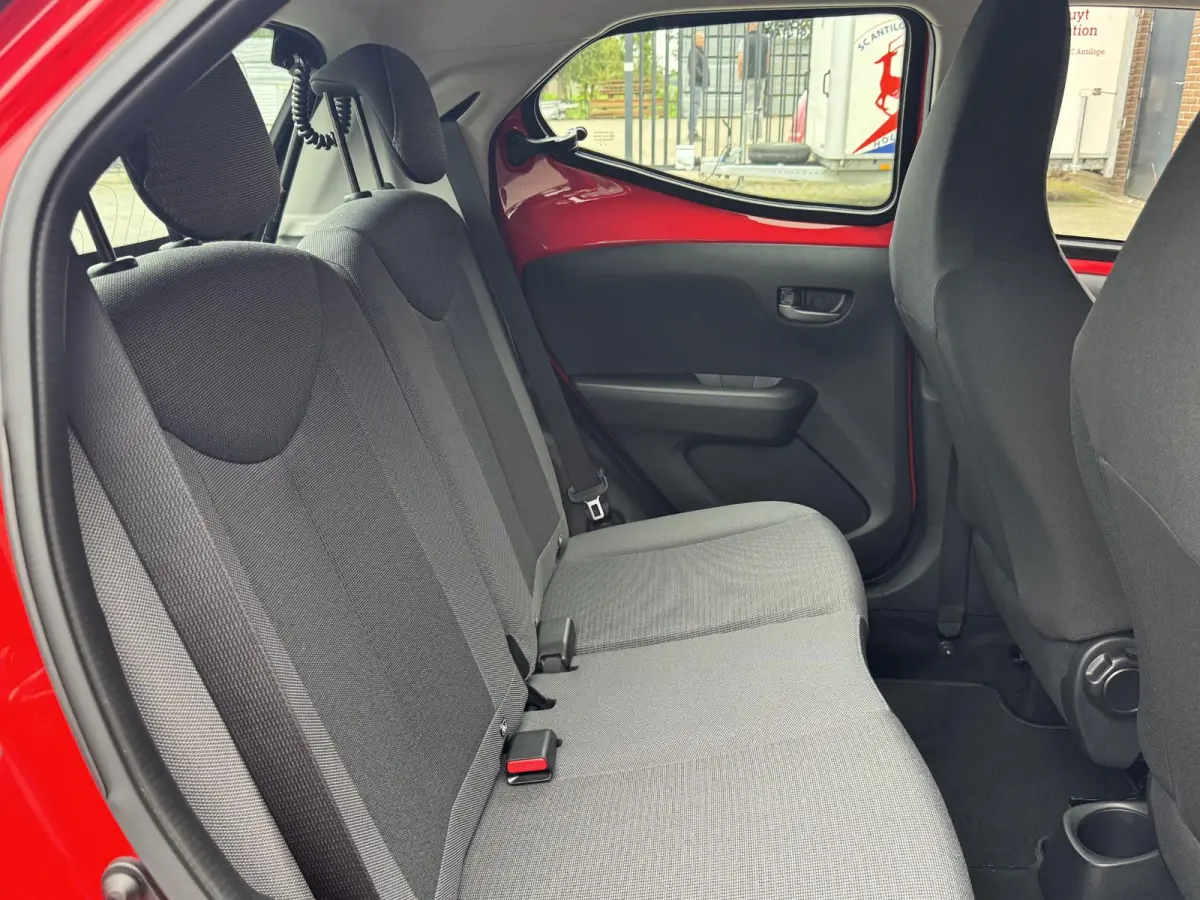 1.0 VVT-I X-PLAY I APPLE CARPLAY I ANDROID AUTO I P-CAMERA I 5-DEURS I UNIEKE KM-STAND