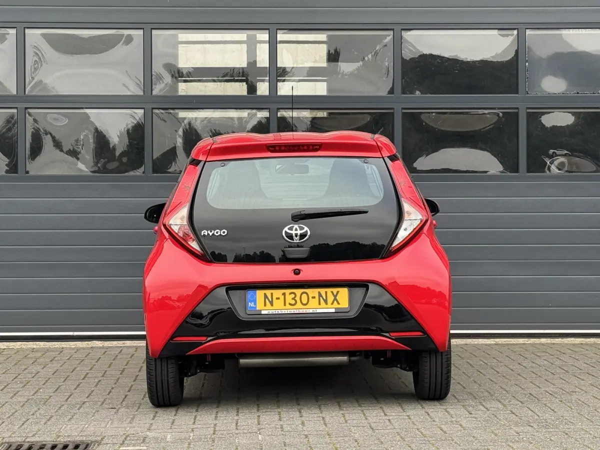 1.0 VVT-I X-PLAY I APPLE CARPLAY I ANDROID AUTO I P-CAMERA I 5-DEURS I UNIEKE KM-STAND