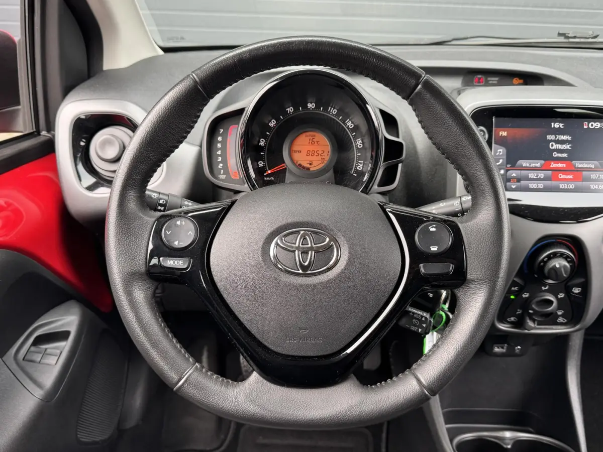 1.0 VVT-I X-PLAY I APPLE CARPLAY I ANDROID AUTO I P-CAMERA I 5-DEURS I UNIEKE KM-STAND
