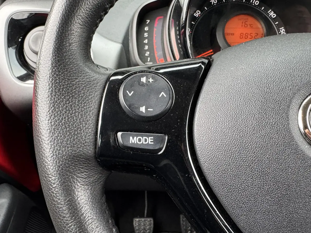 1.0 VVT-I X-PLAY I APPLE CARPLAY I ANDROID AUTO I P-CAMERA I 5-DEURS I UNIEKE KM-STAND