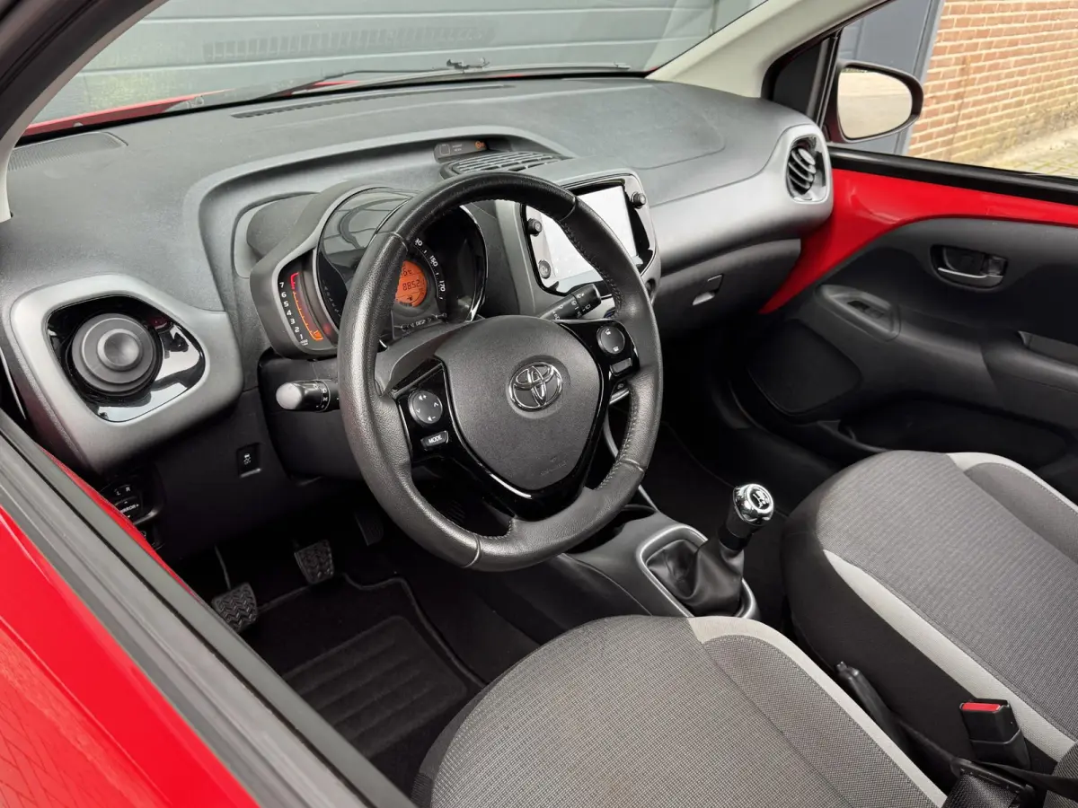 1.0 VVT-I X-PLAY I APPLE CARPLAY I ANDROID AUTO I P-CAMERA I 5-DEURS I UNIEKE KM-STAND