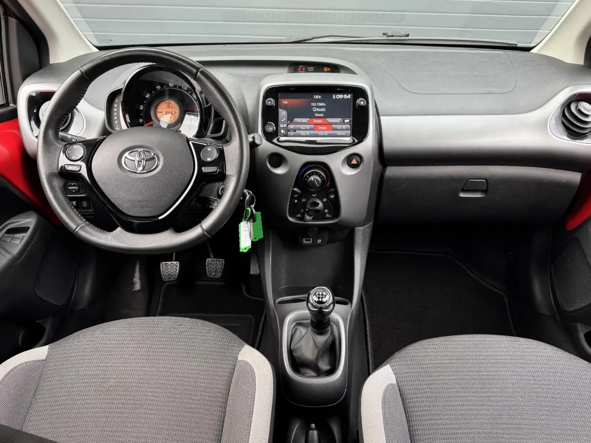 1.0 VVT-I X-PLAY I APPLE CARPLAY I ANDROID AUTO I P-CAMERA I 5-DEURS I UNIEKE KM-STAND