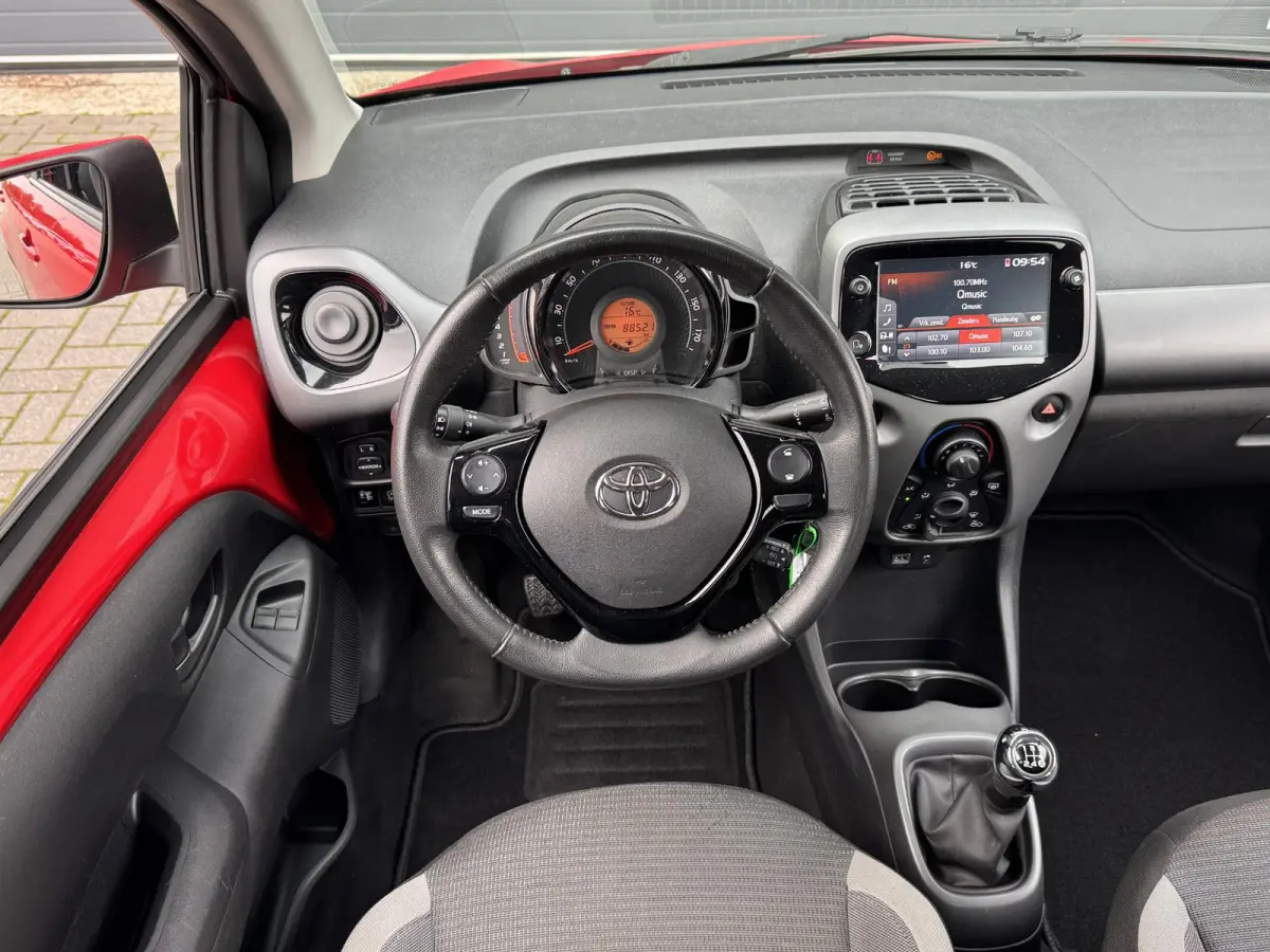 1.0 VVT-I X-PLAY I APPLE CARPLAY I ANDROID AUTO I P-CAMERA I 5-DEURS I UNIEKE KM-STAND