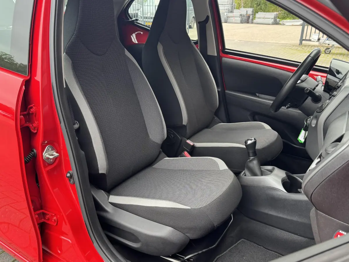 1.0 VVT-I X-PLAY I APPLE CARPLAY I ANDROID AUTO I P-CAMERA I 5-DEURS I UNIEKE KM-STAND
