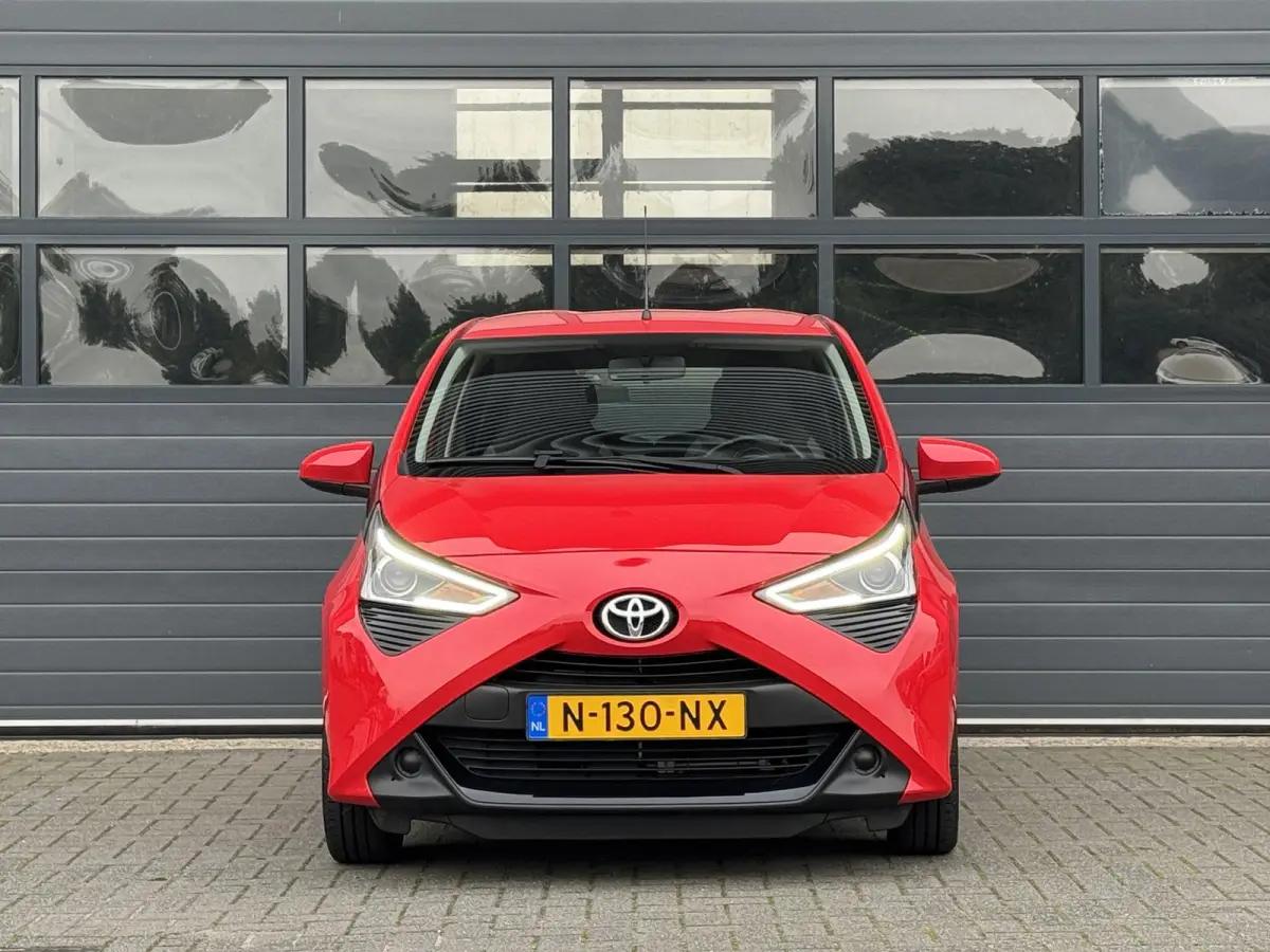 1.0 VVT-I X-PLAY I APPLE CARPLAY I ANDROID AUTO I P-CAMERA I 5-DEURS I UNIEKE KM-STAND