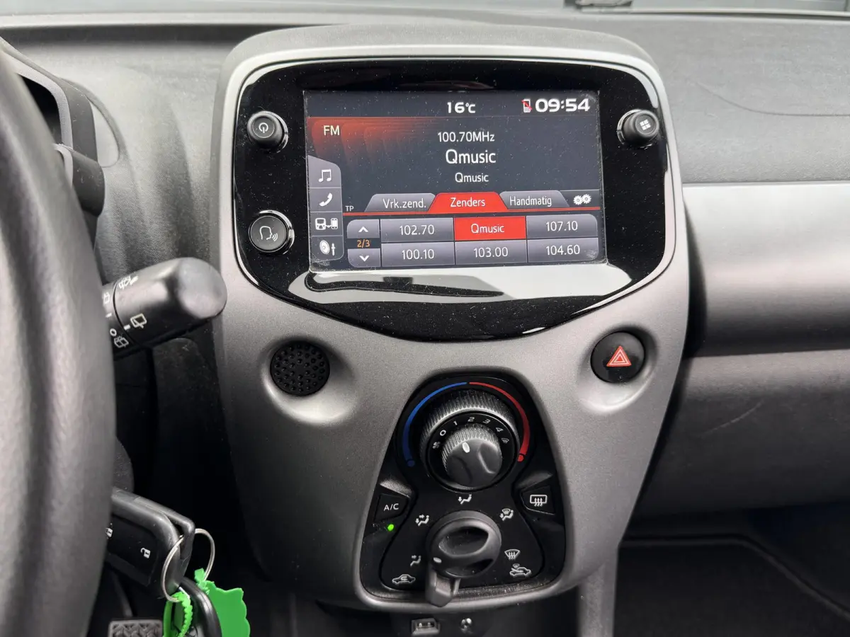 1.0 VVT-I X-PLAY I APPLE CARPLAY I ANDROID AUTO I P-CAMERA I 5-DEURS I UNIEKE KM-STAND