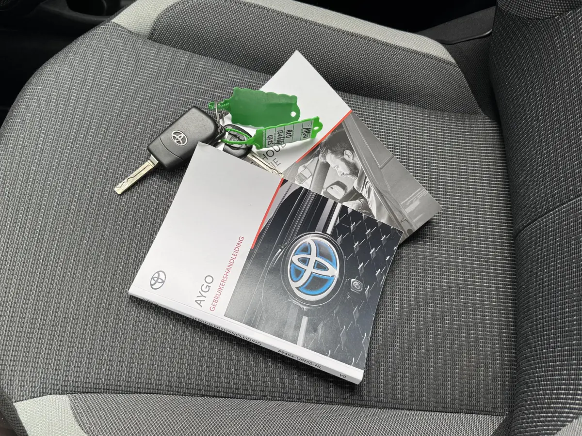1.0 VVT-I X-PLAY I APPLE CARPLAY I ANDROID AUTO I P-CAMERA I 5-DEURS I UNIEKE KM-STAND