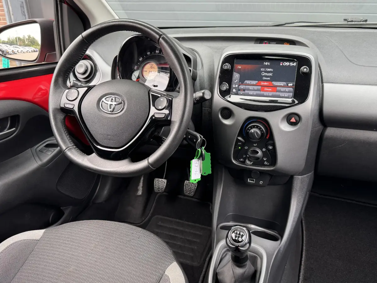 1.0 VVT-I X-PLAY I APPLE CARPLAY I ANDROID AUTO I P-CAMERA I 5-DEURS I UNIEKE KM-STAND