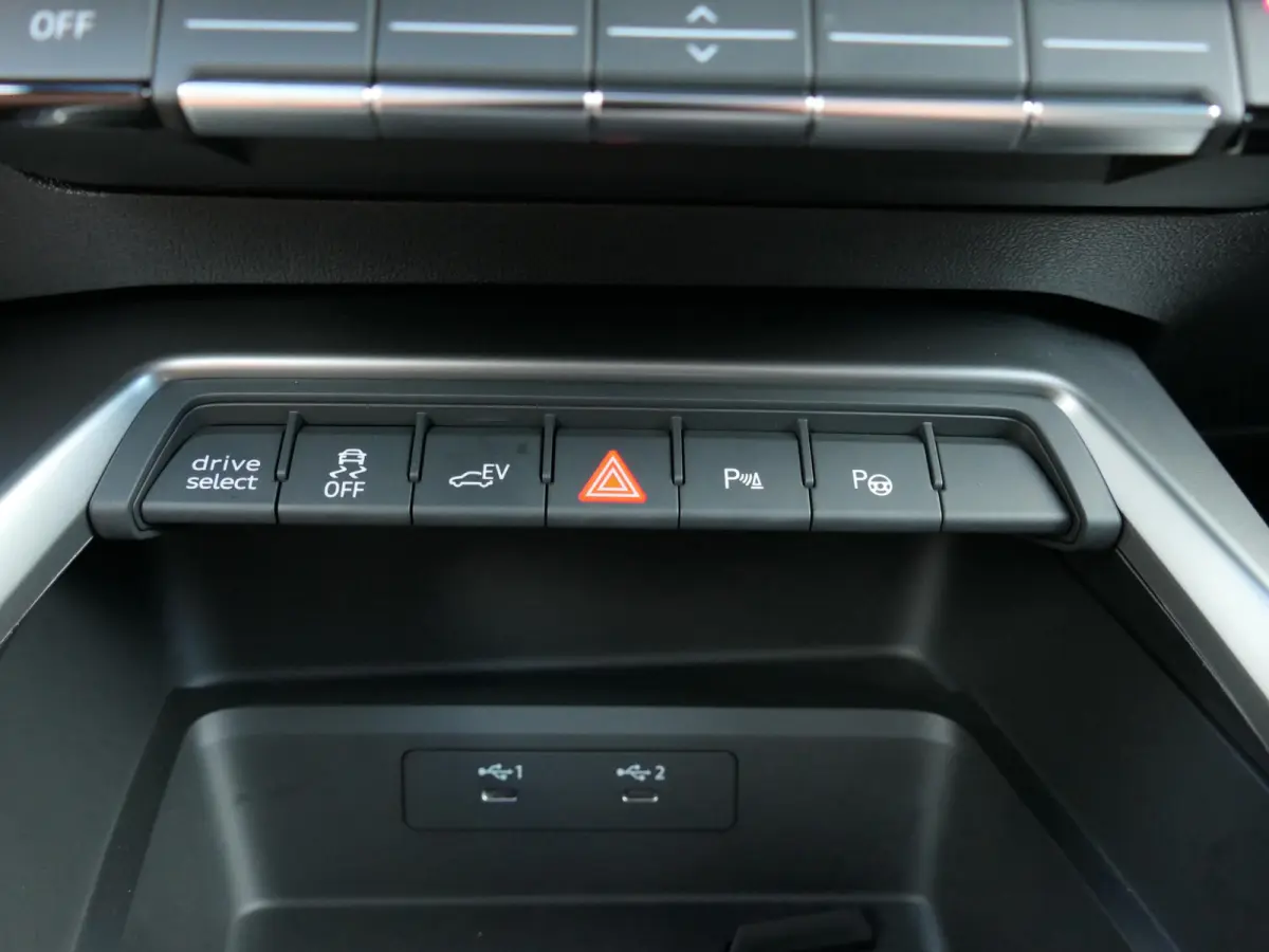 45 TFSI e S-line Competition | Black optic | Panoramadak | Elektrisch verstelbare alcantara-/lederen sportstoelen | Maxtrix LED | Apple-/Android Carplay | Sportstuur | Sfeerverlichting