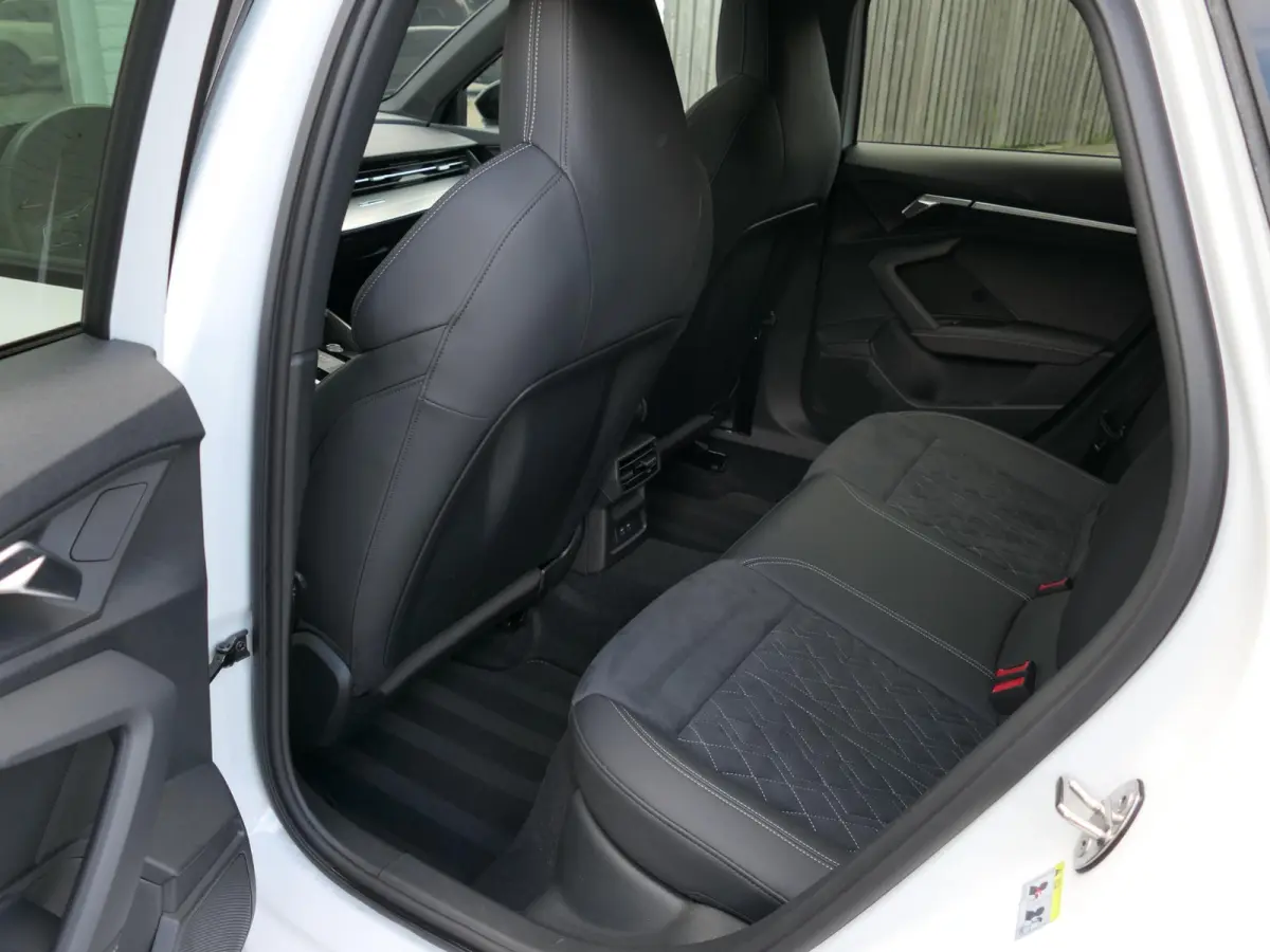 45 TFSI e S-line Competition | Black optic | Panoramadak | Elektrisch verstelbare alcantara-/lederen sportstoelen | Maxtrix LED | Apple-/Android Carplay | Sportstuur | Sfeerverlichting