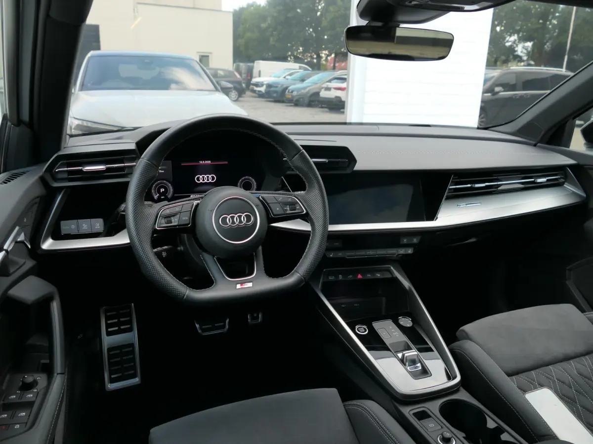 45 TFSI e S-line Competition | Black optic | Panoramadak | Elektrisch verstelbare alcantara-/lederen sportstoelen | Maxtrix LED | Apple-/Android Carplay | Sportstuur | Sfeerverlichting