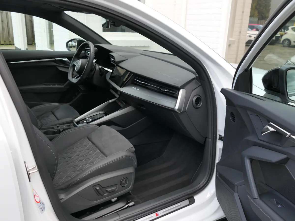 45 TFSI e S-line Competition | Black optic | Panoramadak | Elektrisch verstelbare alcantara-/lederen sportstoelen | Maxtrix LED | Apple-/Android Carplay | Sportstuur | Sfeerverlichting