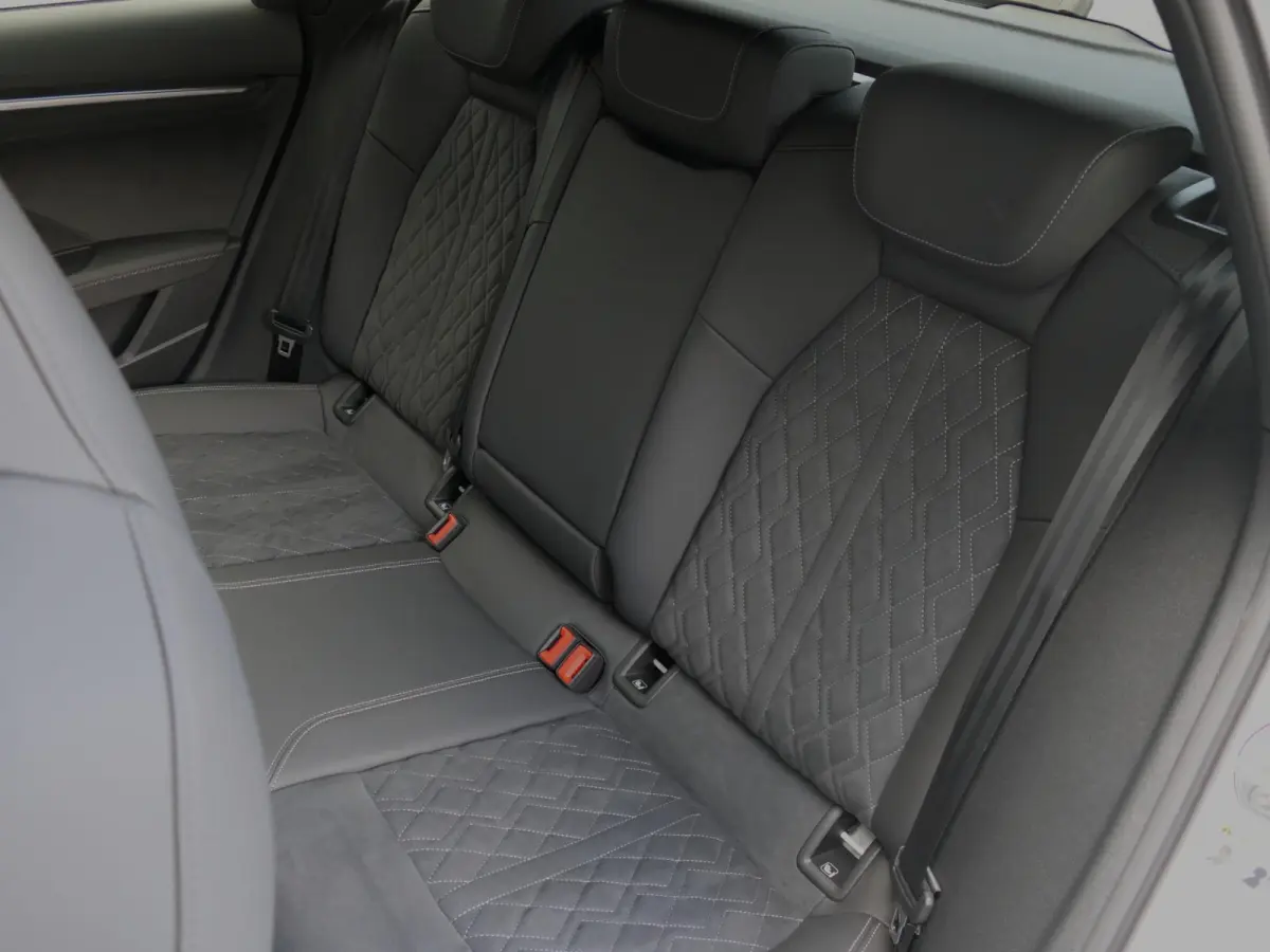 45 TFSI e S-line Competition | Black optic | Panoramadak | Elektrisch verstelbare alcantara-/lederen sportstoelen | Maxtrix LED | Apple-/Android Carplay | Sportstuur | Sfeerverlichting