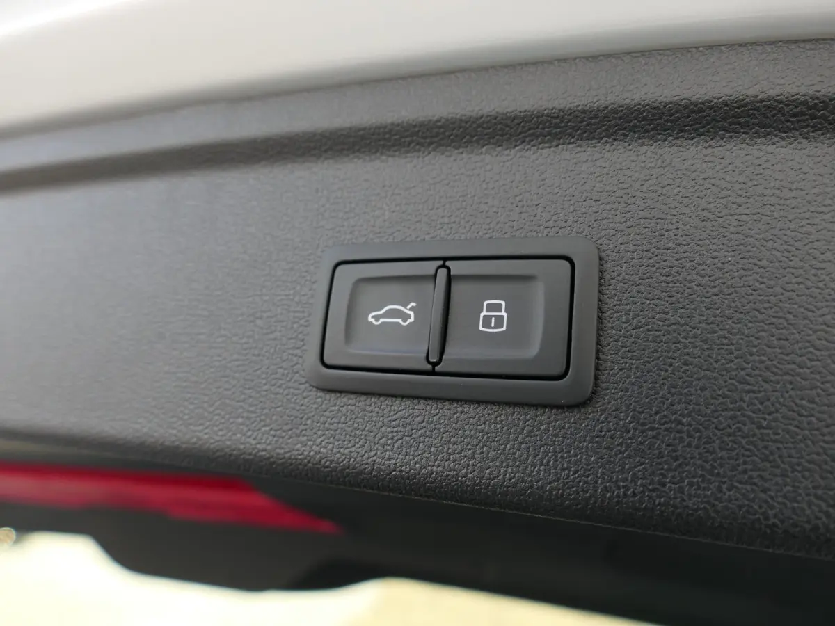 45 TFSI e S-line Competition | Black optic | Panoramadak | Elektrisch verstelbare alcantara-/lederen sportstoelen | Maxtrix LED | Apple-/Android Carplay | Sportstuur | Sfeerverlichting