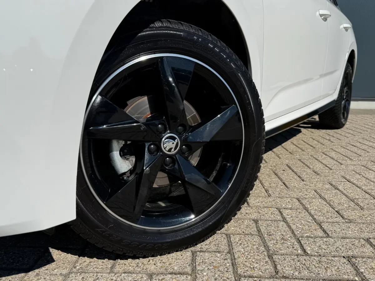1.0 TSI Monte Carlo * Panoramadak * Parkeercamera * Navigatiesysteem * Keyless entry*