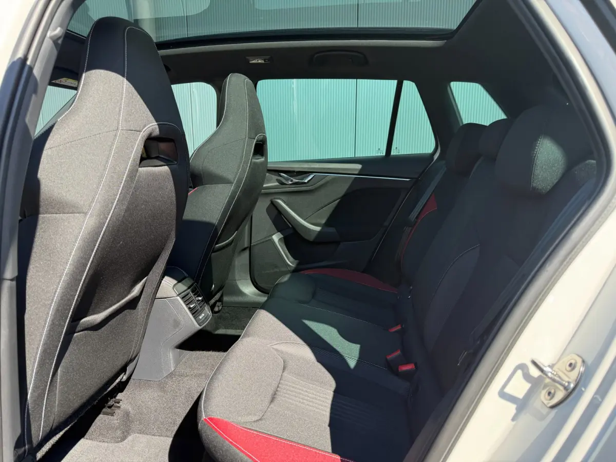 1.0 TSI Monte Carlo * Panoramadak * Parkeercamera * Navigatiesysteem * Keyless entry*