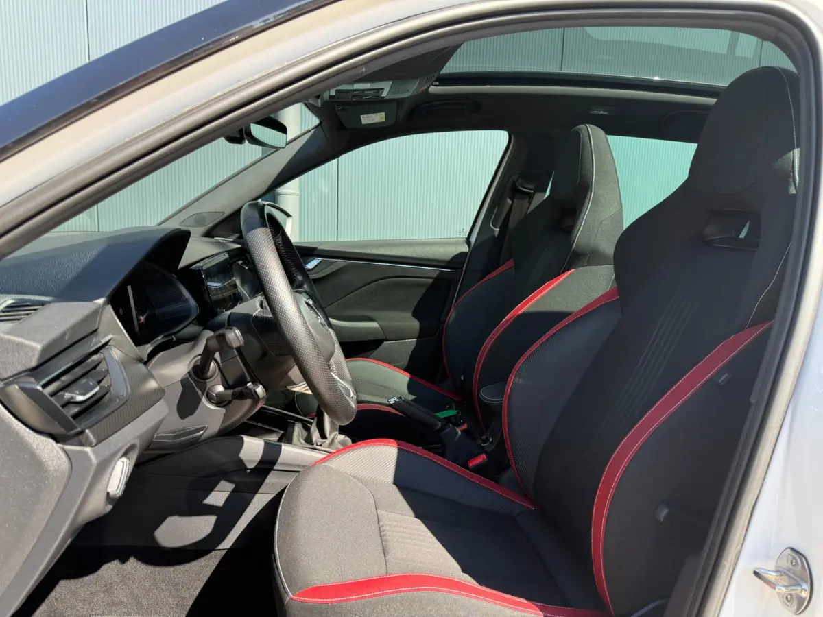 1.0 TSI Monte Carlo * Panoramadak * Parkeercamera * Navigatiesysteem * Keyless entry*