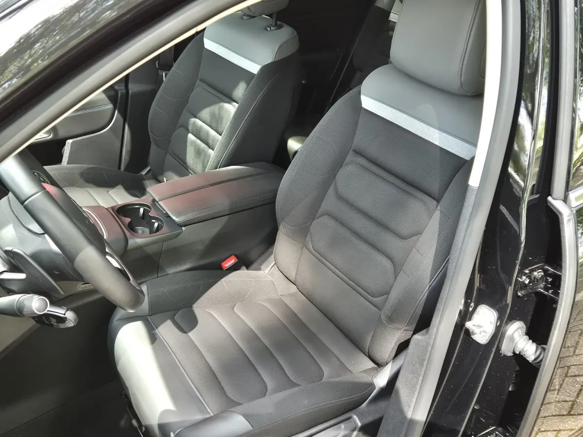 1.6 Plug-in Hybrid Feel | SOH 94.75% | Achteruitrijcamera | Climate control | Apple CarPlay / Android Auto | LM velgen |