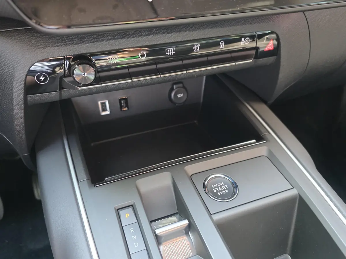 1.6 Plug-in Hybrid Feel | SOH 94.75% | Achteruitrijcamera | Climate control | Apple CarPlay / Android Auto | LM velgen |