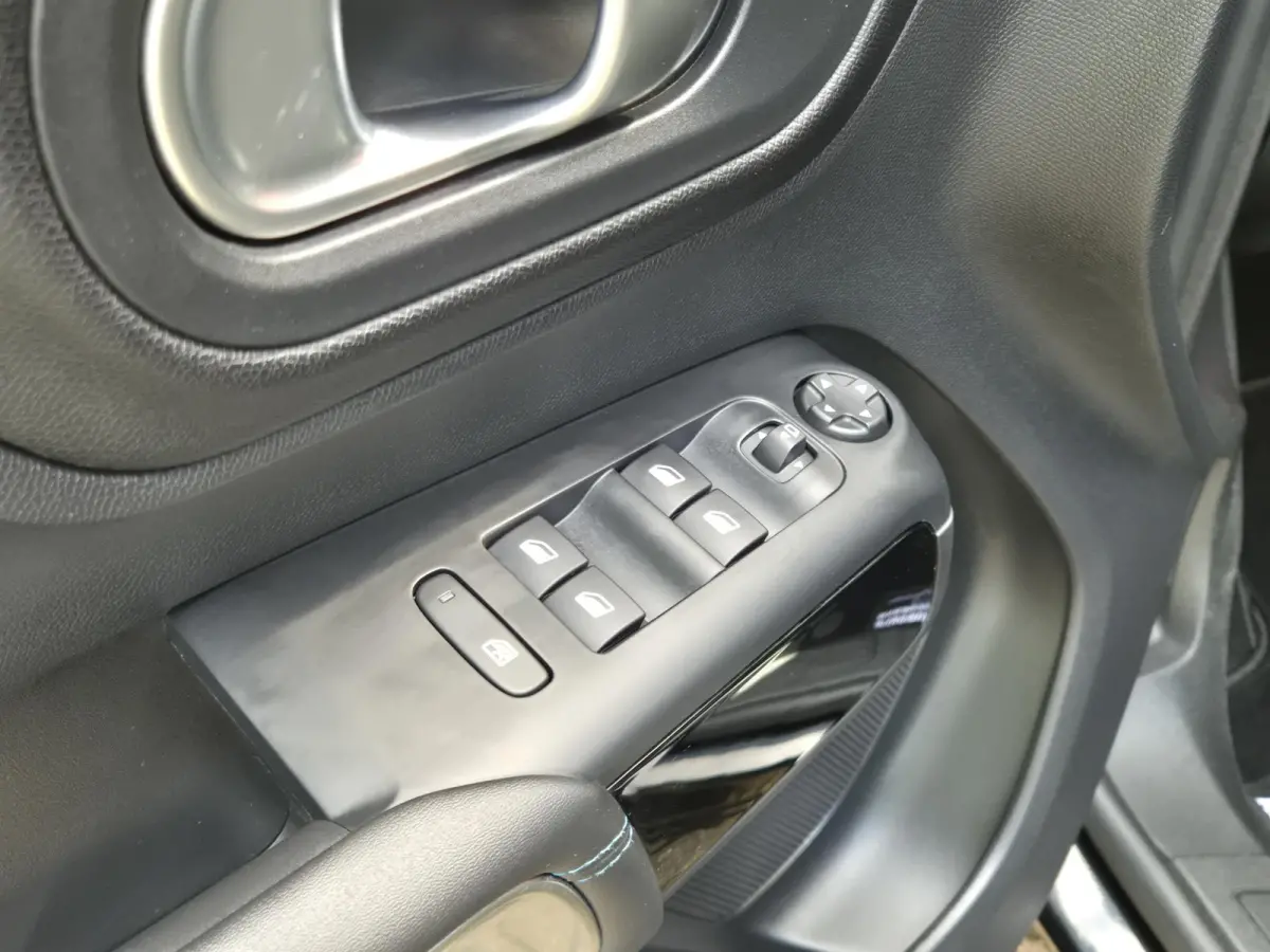 1.6 Plug-in Hybrid Feel | SOH 94.75% | Achteruitrijcamera | Climate control | Apple CarPlay / Android Auto | LM velgen |