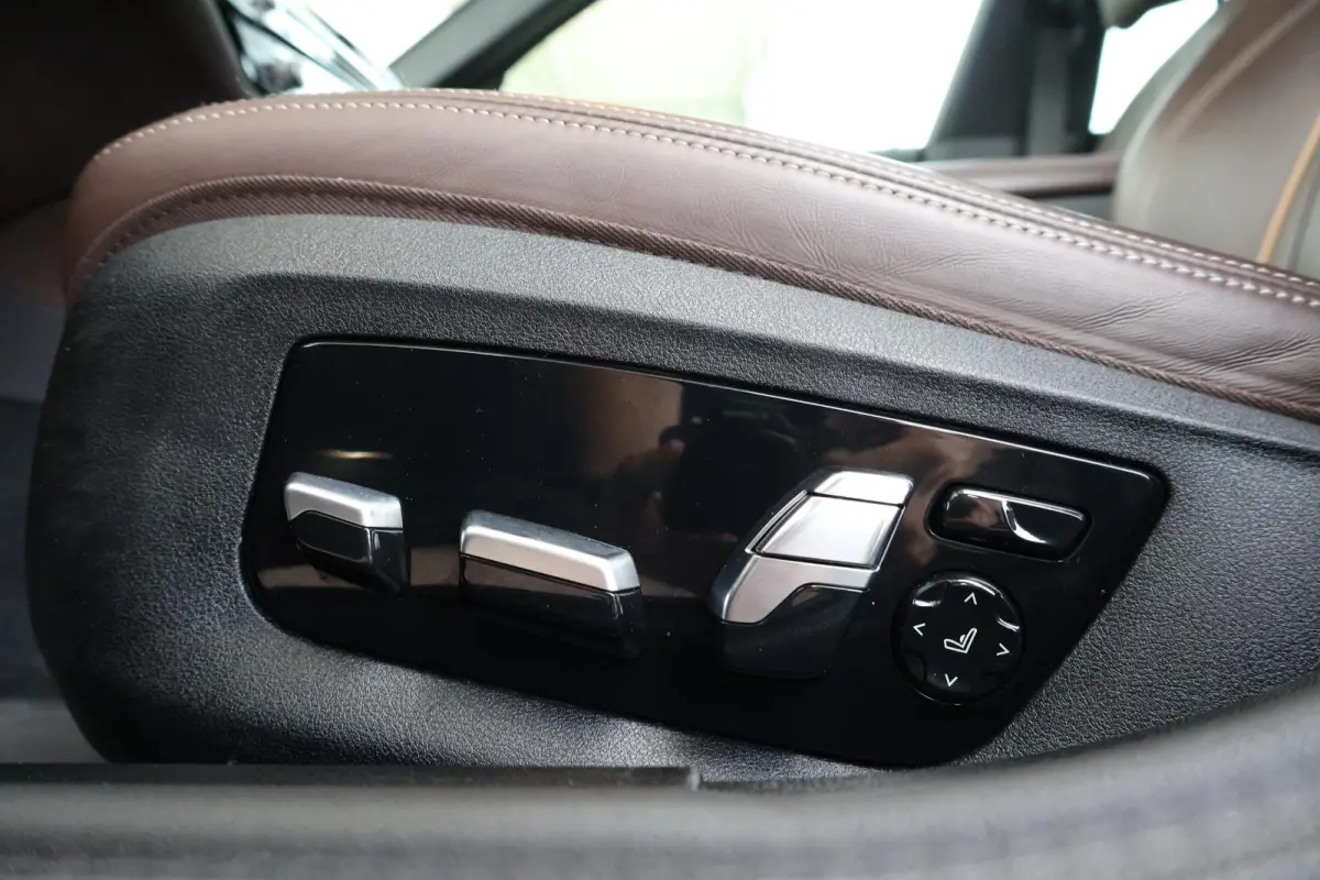 530e Business Edition Plus | M-Sport Pakket | Schuif/Kantel Dak | Stuur & Stoel Verwarming | Achteruitrijcamera | Head-Up | Laserlicht |