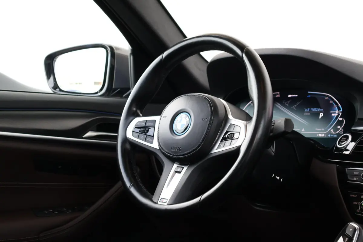 530e Business Edition Plus | M-Sport Pakket | Schuif/Kantel Dak | Stuur & Stoel Verwarming | Achteruitrijcamera | Head-Up | Laserlicht |