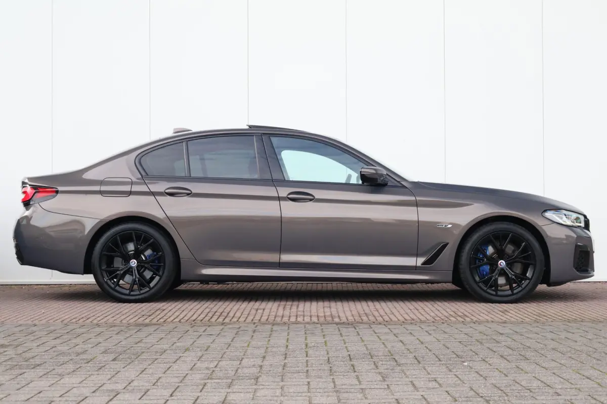 530e Business Edition Plus | M-Sport Pakket | Schuif/Kantel Dak | Stuur & Stoel Verwarming | Achteruitrijcamera | Head-Up | Laserlicht |