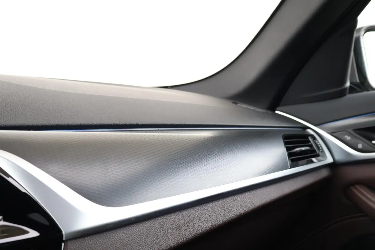 530e Business Edition Plus | M-Sport Pakket | Schuif/Kantel Dak | Stuur & Stoel Verwarming | Achteruitrijcamera | Head-Up | Laserlicht |