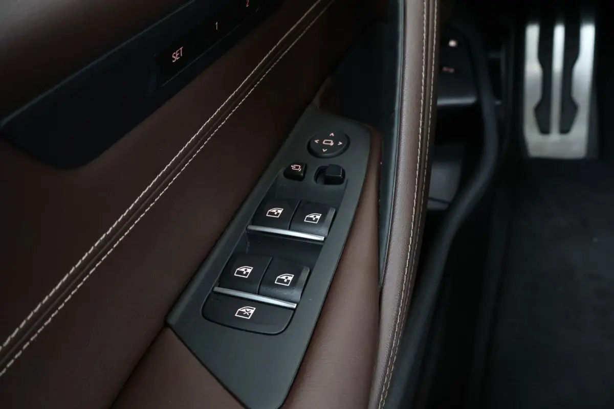530e Business Edition Plus | M-Sport Pakket | Schuif/Kantel Dak | Stuur & Stoel Verwarming | Achteruitrijcamera | Head-Up | Laserlicht |