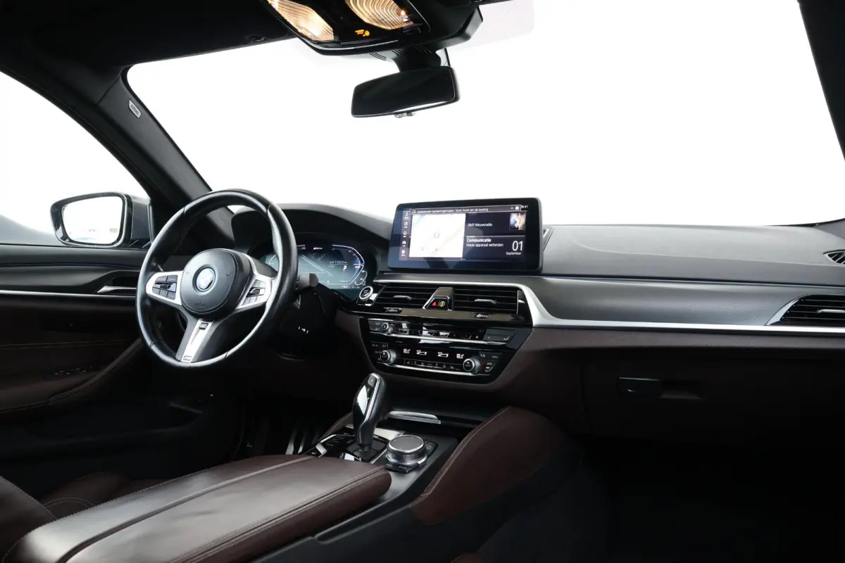530e Business Edition Plus | M-Sport Pakket | Schuif/Kantel Dak | Stuur & Stoel Verwarming | Achteruitrijcamera | Head-Up | Laserlicht |
