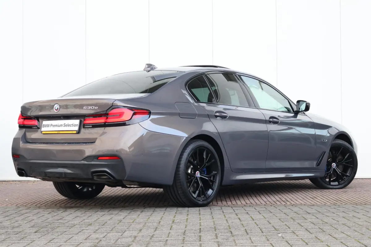 530e Business Edition Plus | M-Sport Pakket | Schuif/Kantel Dak | Stuur & Stoel Verwarming | Achteruitrijcamera | Head-Up | Laserlicht |