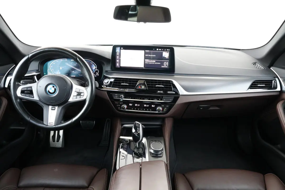 530e Business Edition Plus | M-Sport Pakket | Schuif/Kantel Dak | Stuur & Stoel Verwarming | Achteruitrijcamera | Head-Up | Laserlicht |