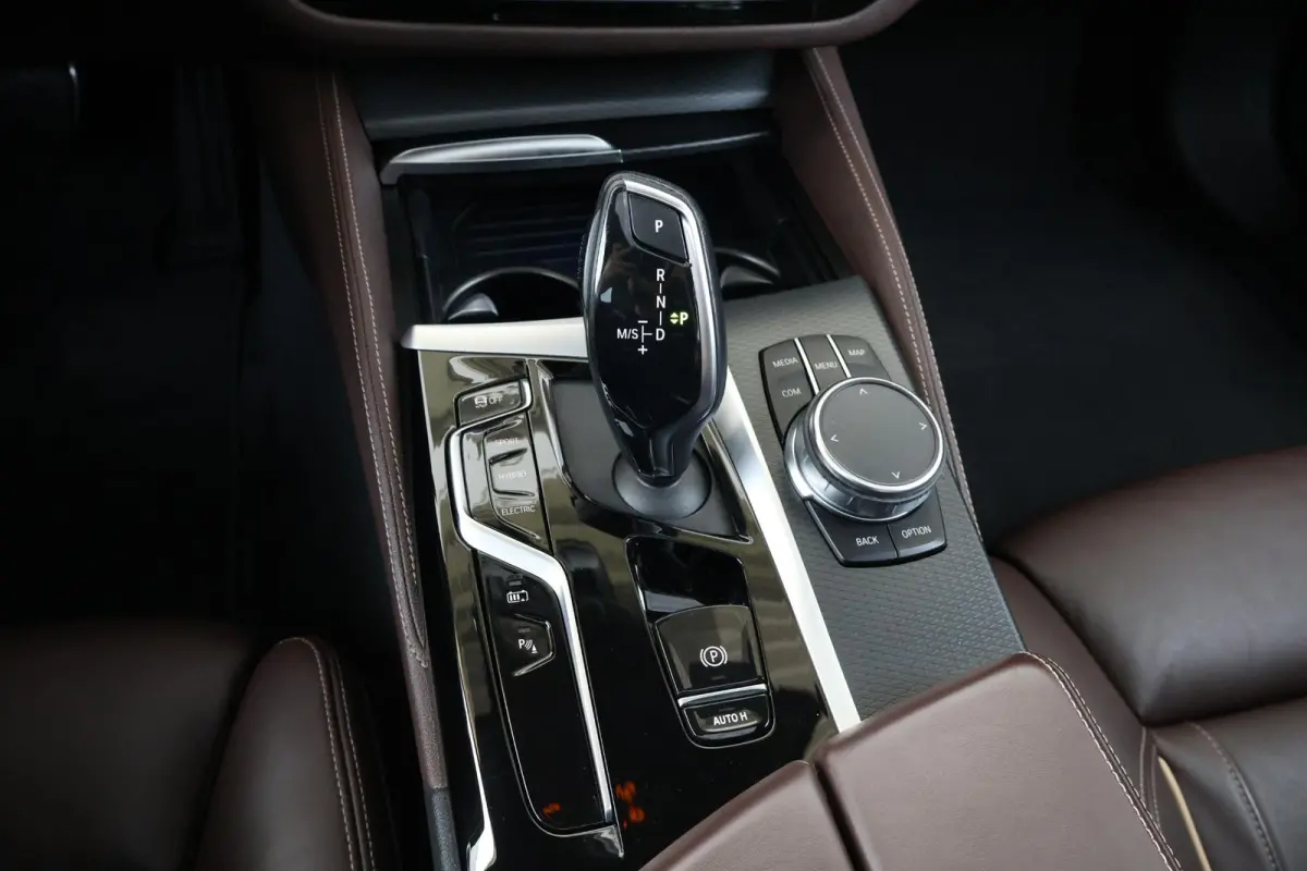 530e Business Edition Plus | M-Sport Pakket | Schuif/Kantel Dak | Stuur & Stoel Verwarming | Achteruitrijcamera | Head-Up | Laserlicht |