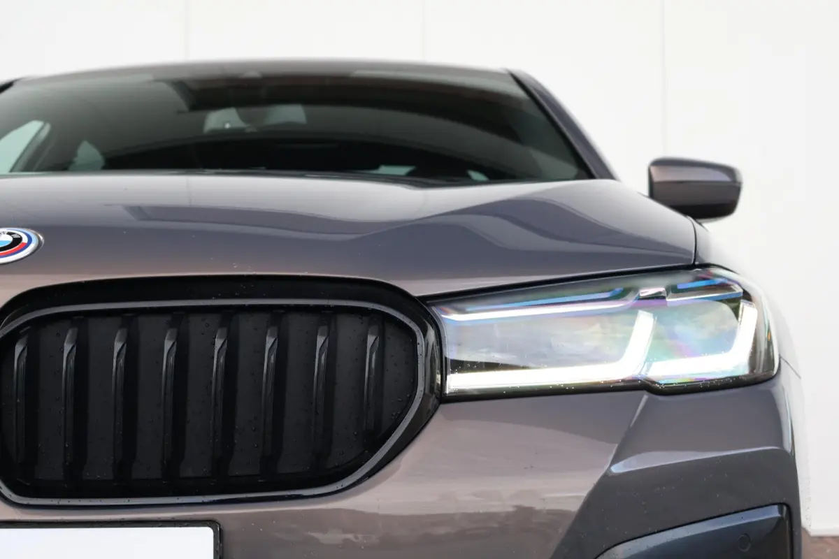 530e Business Edition Plus | M-Sport Pakket | Schuif/Kantel Dak | Stuur & Stoel Verwarming | Achteruitrijcamera | Head-Up | Laserlicht |