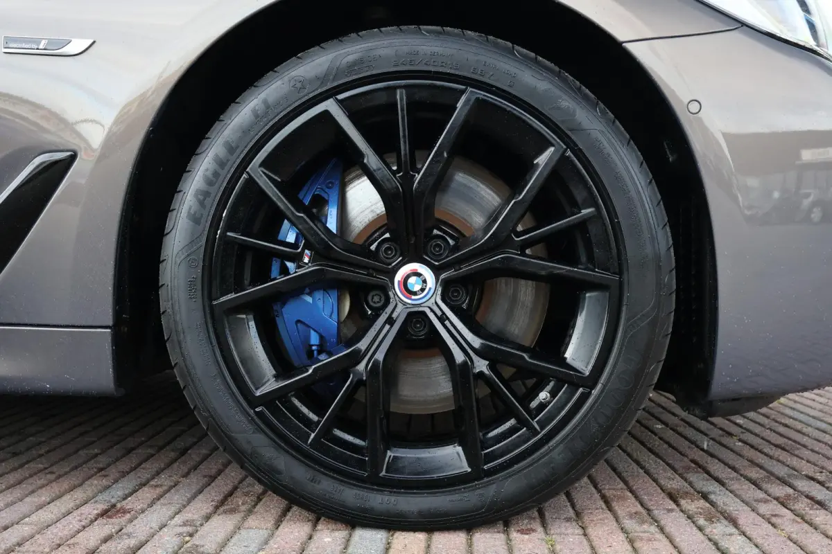 530e Business Edition Plus | M-Sport Pakket | Schuif/Kantel Dak | Stuur & Stoel Verwarming | Achteruitrijcamera | Head-Up | Laserlicht |