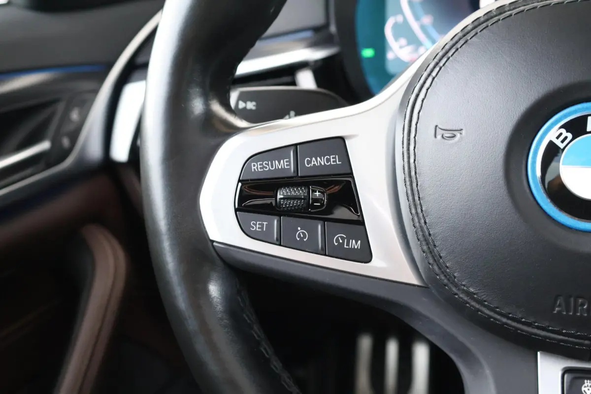 530e Business Edition Plus | M-Sport Pakket | Schuif/Kantel Dak | Stuur & Stoel Verwarming | Achteruitrijcamera | Head-Up | Laserlicht |