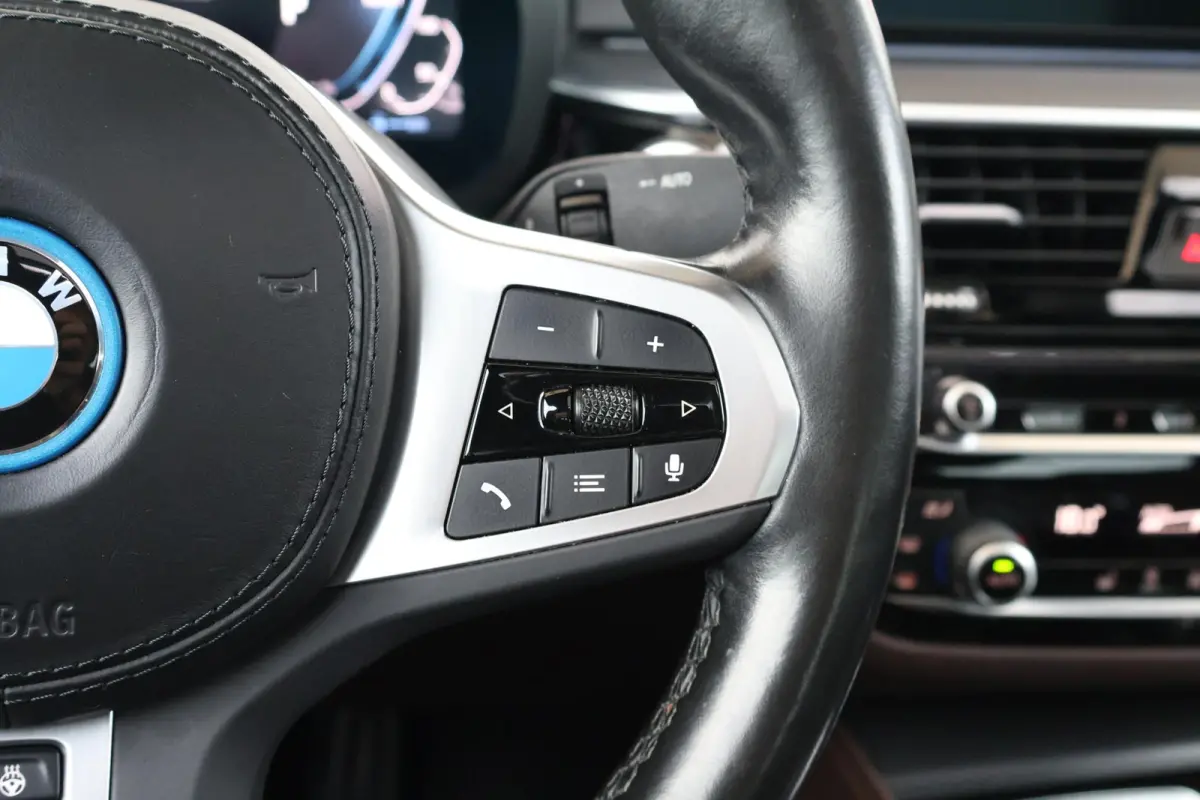 530e Business Edition Plus | M-Sport Pakket | Schuif/Kantel Dak | Stuur & Stoel Verwarming | Achteruitrijcamera | Head-Up | Laserlicht |